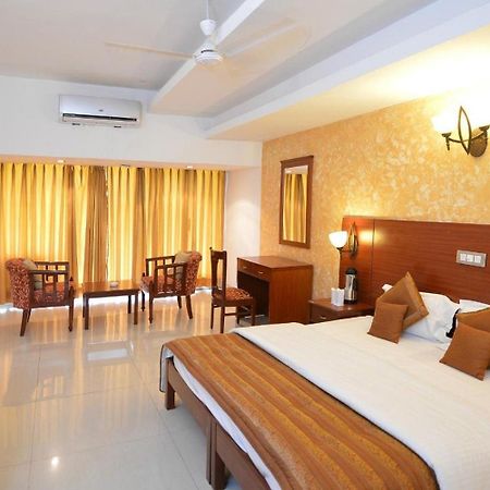 Hotel Raj Hans, Faridabad Bagian luar foto