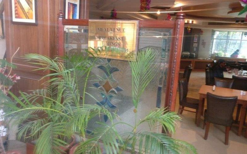 Hotel Raj Hans, Faridabad Bagian luar foto