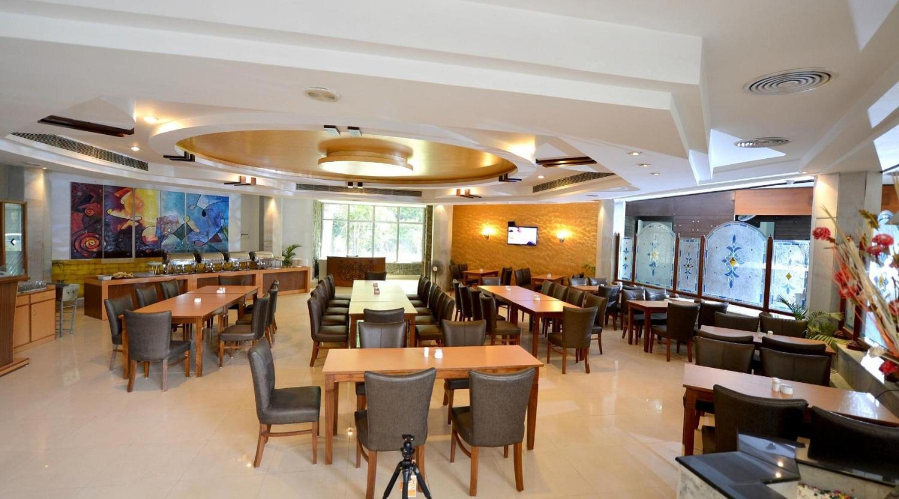 Hotel Raj Hans, Faridabad Bagian luar foto