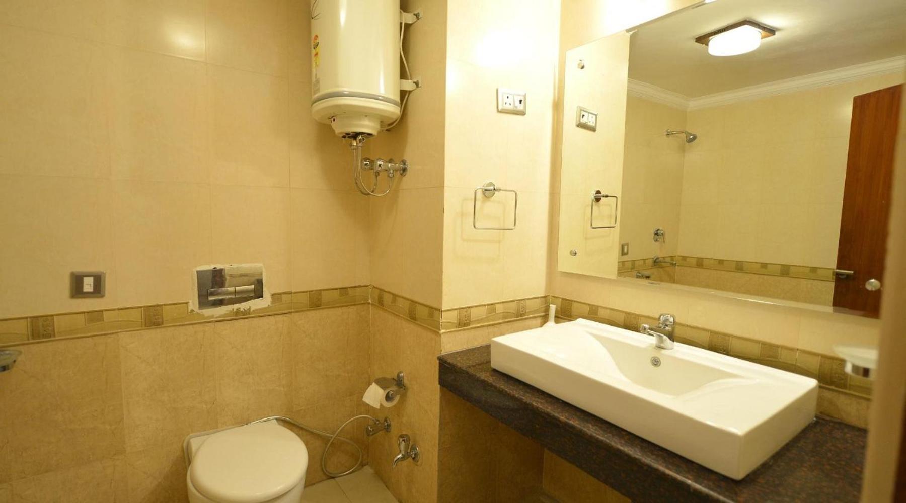 Hotel Raj Hans, Faridabad Bagian luar foto